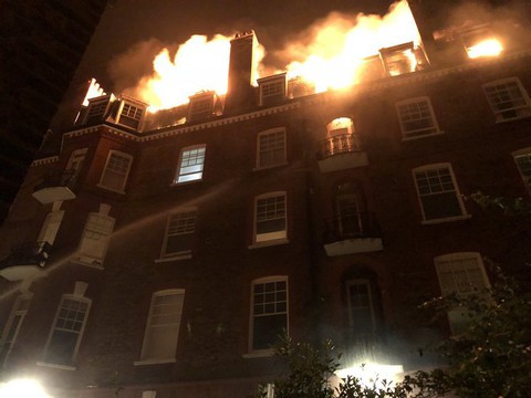 Strażacy opanowali nocny pożar bloku na północy Londynu
