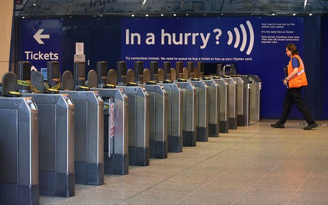 Pracownicy londyńskiego metra testują krótkie spodenki