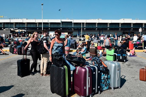Polacy z zagrożonych rejonów Grecji wracają do kraju