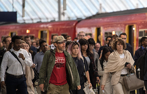Mniej zatłoczone pociągi w Londynie. Ludzie wolą pracować w domu