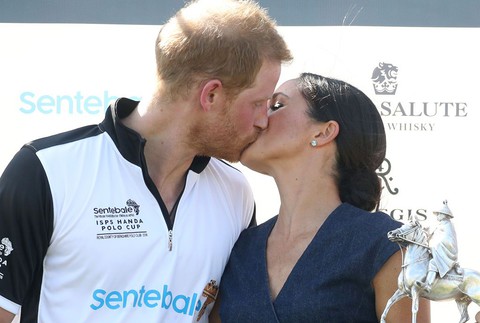 Media: Harry wytarł usta po pierwszym publicznym pocałunku od ślubu