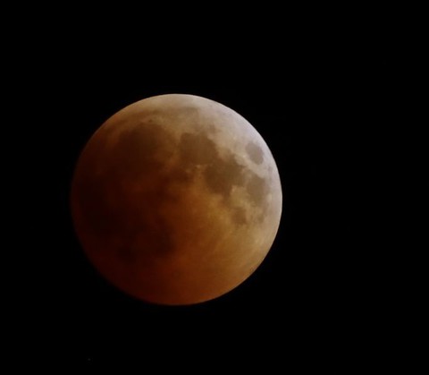 Całkowite zaćmienie: Wyjątkowy "krwawy Księżyc" zachwycił świat (GALERIA)