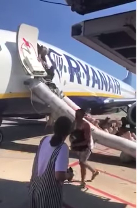 Pasażerowie Ryanaira pokazali, jak nie należy się ewakuować z samolotu 