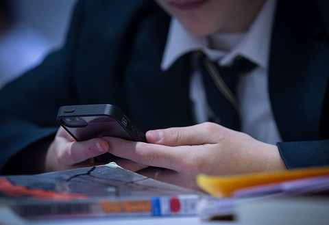 Francja zakazuje smartfonów w szkołach