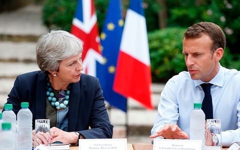 Brexit: Theresa May and Emmanuel Macron hold talks