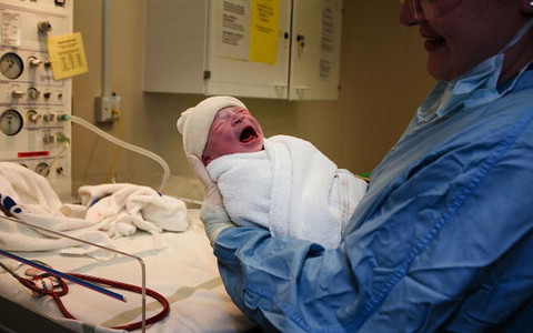 Brytyjskie położne apelują o wyposażanie rodziców w pudełka dla noworodków
