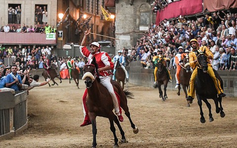 Palio di Siena: Crazy race bareback