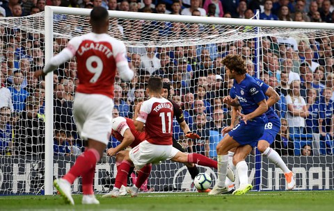 Marcos Alonso strikes late as Chelsea beat Arsenal in five-goal thriller