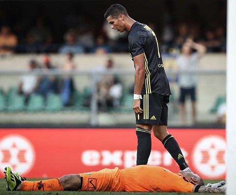 Ronaldo przeprosił bramkarza, któremu złamał nos