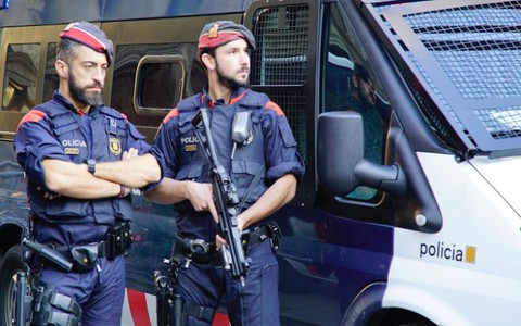 Policja Katalonii ściga osoby usuwające symbole separatystów