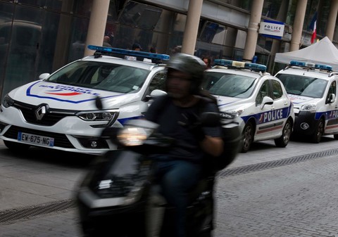 Atak nożownika pod Paryżem. Dwie ofiary śmiertelne