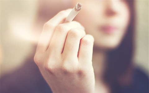 Naukowcy: Nastolatki w Europie palą coraz więcej