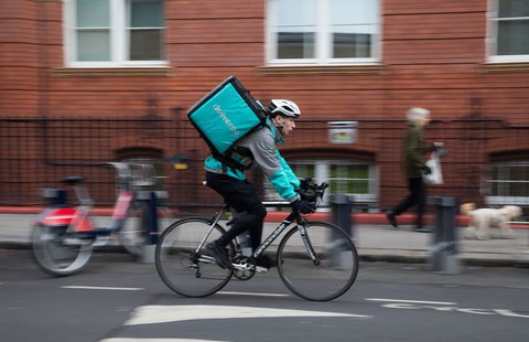 Deliveroo i Uber Eats wprowadzają całodobowe dostawy posiłków