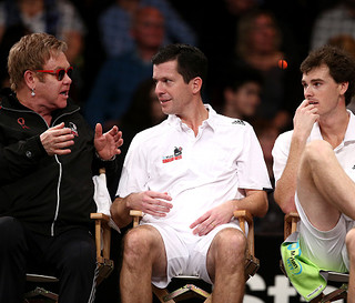Elton John zebrał z tenisistami ponad milion dol. dla chorych na AIDS