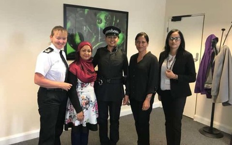 Policja w UK zaprezentowała oficjalne uniformy dla muzułmanek