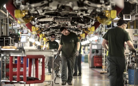 Jaguar Land Rover ograniczy produkcję i skróci tydzień pracy