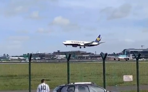 Wiatr rzucał lądującym samolotem Ryanair [WIDEO]