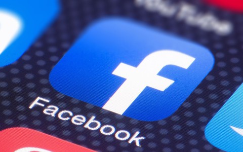 KE: Jeśli Facebook nie zmieni reguł do końca roku, grożą mu sankcje