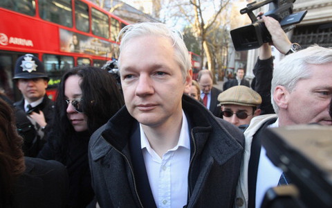 "Guardian": Rosjanie chcieli pomóc Assange'owi w ucieczce z UK