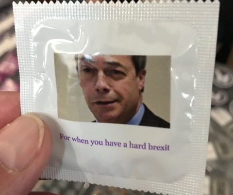 Farage na prezerwatywach na "twardy Brexit"