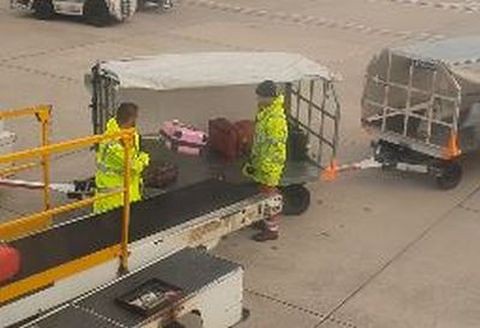 Pracownik lotniska przyłapany na rzucaniu walizkami pasażerów Ryanaira