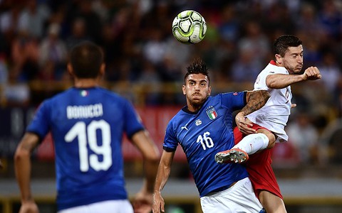 UEFA ukarała Polskę za mecz z Włochami. Chodzi o rasizm i race