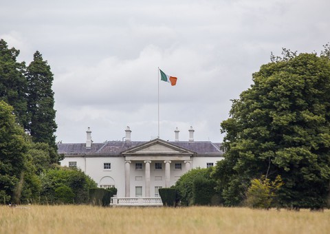 Aktywistka weszła niezatrzymywana do pałacu prezydenta Irlandii 