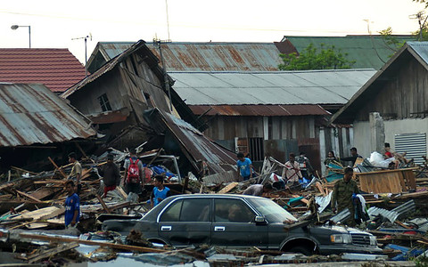 Indonezja: Tsunami po trzęsieniu ziemi. Setki ofiar śmiertelnych