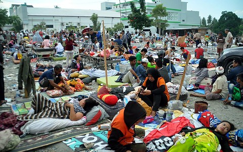 Setki ofiar tsunami w Indonezji
