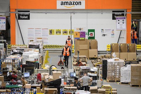 Amazon podnosi stawkę minimalną zatrudnionym w UK