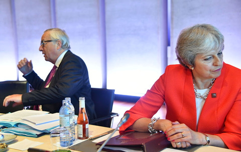 Juncker naśmiewa się z brytyjskiej premier i tańczy na konferencji