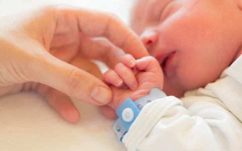 Anglia: Coraz więcej noworodków odbieranych matkom zaraz po urodzeniu