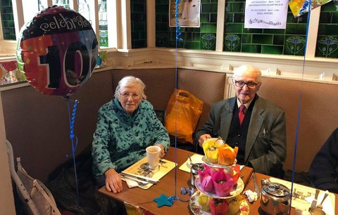 Szkocja: 100-letni Polak od lat codziennie chodzi do tego samego pubu