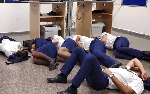 Załoga Ryanaira musiała spać na podłodze