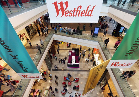 Mężczyzna spadł na kobietę w centrum handlowym Westfield w Londynie
