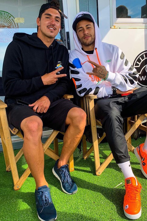 Neymar is a fan at the world championship in surfing