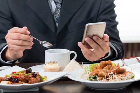 YouGov: Większość Brytyjczyków sprawdza smartfony w czasie posiłków