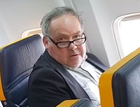 Wulgarny rasista na pokładzie samolotu Ryanair [WIDEO]