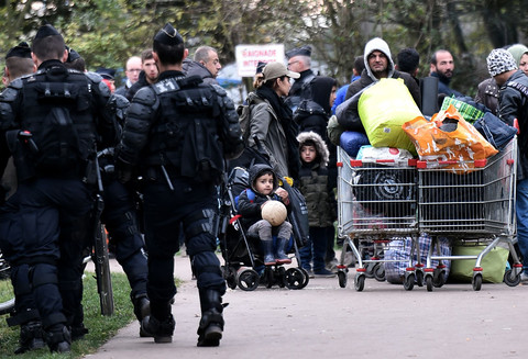 Francja: Trwa ewakuacja 1,8 tys. migrantów z obozowiska koło Dunkierki