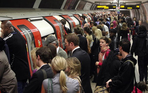 Londyn: Linie metra, na których najczęściej grasują kieszonkowcy 