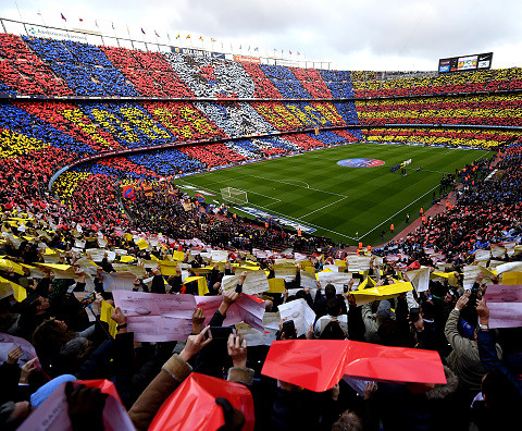 Mozaika z 90 tysięcy kartonów przed meczem Barcelony z Realem