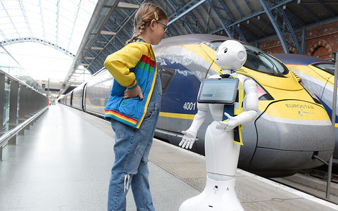 Pierwszy robot w branży turystycznej w UK. "Pieprz" pomaga podróżnym Eurostar