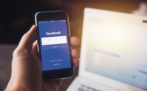 Facebook ukarany grzywną 500 tys. funtów za wyciek danych