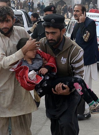 130 osób zginęło w ataku talibów na szkołę 