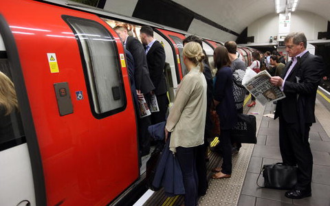 Londyńczycy o tym, co irytuje ich u współpasażerów w metrze