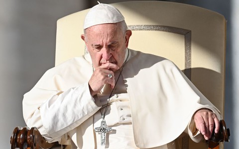 Papież: Uchodźcy są "gwałceni i maltretowani"