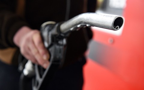 Kierowcy w UK "powinni z góry płacić za benzynę"