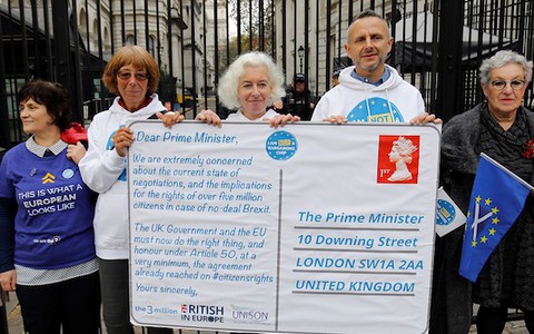 Obywatele UE utworzyli "ludzki łańcuch" na Downing Street