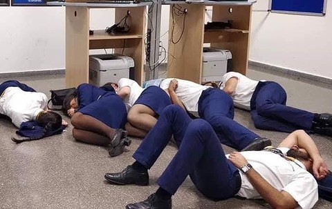 Ryanair zwolnił 6 pracowników. "Udawali, że śpią na podłodze"