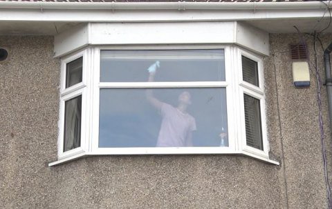 Policja publikuje zdjęcie kobiety myjącej okna. "Przyjrzyjcie się"